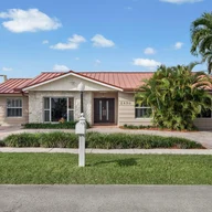Casa a la venta en 2450 SW 102nd Pl, Miami FL 33165