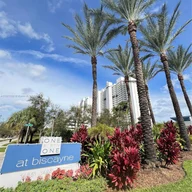 Apartamento a la venta en 15051 Royal Oaks Ln # 103, North Miami FL 33181