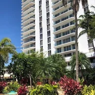 Apartamento a la venta en 19707 Turnberry Way # 8B, Aventura FL 33180