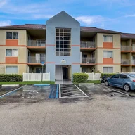 Apartamento a la venta en 18870 NW 57th Ave # 201, Hialeah FL 33015
