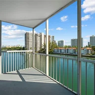 Apartamento a la venta en 2999 Point East Dr # C514, Aventura FL 33160