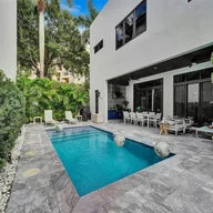 Casa a la venta en 8151 NW 48th Ter, Doral FL 33166