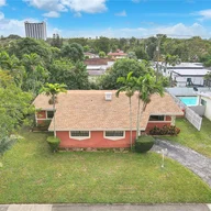 Casa a la venta en 570 NE 172nd St, North Miami Beach FL 33162