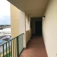 Apartamento a la venta en 9455 W Flagler St # C712, Miami FL 33174