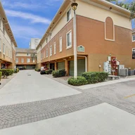 Casa a la venta en 2871 NE 185th St # 203, Aventura FL 33180