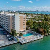 Apartamento a la venta en 1455 N Treasure Dr # F, North Bay Village FL 33141