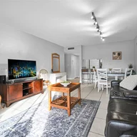 Apartamento a la venta en 7487 SW 82nd St # C105, Miami FL 33143