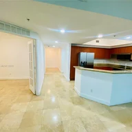 Apartamento a la venta en 14951 Royal Oaks Ln # 2504, North Miami FL 33181