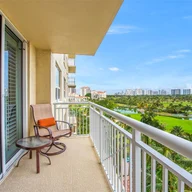Apartamento a la venta en 19501 W Country Club Dr # 715, Aventura FL 33180