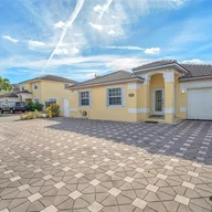 Casa a la venta en 8300 NW 201st St, Hialeah FL 33015