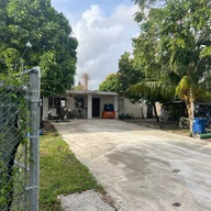 Casa a la venta en 12500 W Golf Dr, Miami FL 33167