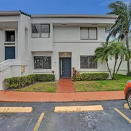 Apartamento a la venta en 21300 San Simeon Way # M9, Miami FL 33179