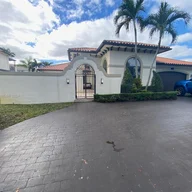 Casa a la venta en 8260 NW 162nd St, Miami Lakes FL 33016