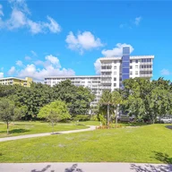 Apartamento a la venta en 4350 Hillcrest Dr # 120, Hollywood FL 33021
