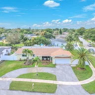 Casa a la venta en 11040 NW 21st St, Pembroke Pines FL 33026