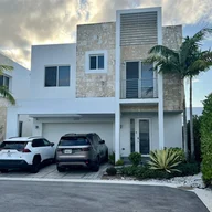 Casa a la venta en 6750 NW 103rd Ave, Doral FL 33178