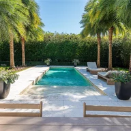 Casa a la venta en 910 N Venetian Dr, Miami FL 33139