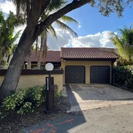 Casa a la venta en 1085 NE 204th Ter, Miami FL 33179