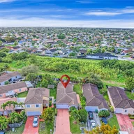 Casa a la venta en 17326 SW 142nd Pl, Miami FL 33177