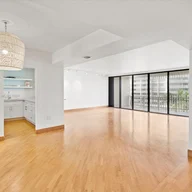 Apartamento a la venta en 3 Grove Isle Dr # C506, Miami FL 33133