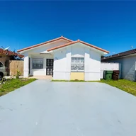 Casa a la venta en 2605 W 74th St, Hialeah FL 33016
