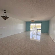 Apartamento a la venta en 877 NE 195th St # 318, Miami FL 33179