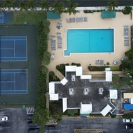 Apartamento a la venta en 1000 Parkview Dr # 415, Hallandale Beach FL 33009