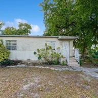 Casa a la venta en 702 E 37th St, Hialeah FL 33013