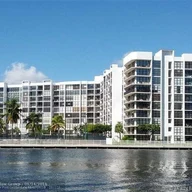 Apartamento a la venta en 800 Parkview Dr # 930, Hallandale Beach FL 33009