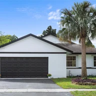 Casa a la venta en 10050 SW 12th St, Pembroke Pines FL 33025