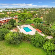 Apartamento a la venta en 3253 Foxcroft Rd # G314, Miramar FL 33025