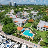 Apartamento a la venta en 3552 Magellan Cir # 121, Aventura FL 33180