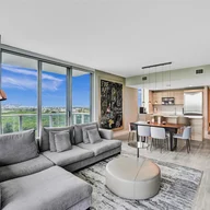 Apartamento a la venta en 16385 Biscayne Blvd, North Miami Beach FL 33160