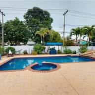 Casa a la venta en 233 W 39th Pl, Hialeah FL 33012