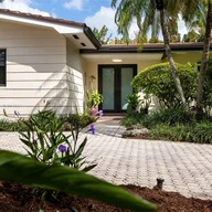 Casa a la venta en 145 S Prospect Dr, Coral Gables FL 33133