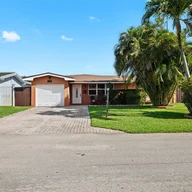 Casa a la venta en 7671 NW 15th Ct, Pembroke Pines FL 33024