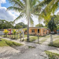 Casa a la venta en 550 NW 143rd St, North Miami FL 33168
