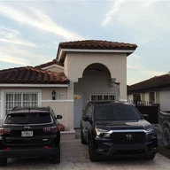 Casa a la venta en 3149 W 68th Pl, Hialeah FL 33018