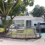 Casa a la venta en 2422 NW 87th St, Miami FL 33147