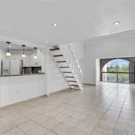 Apartamento a la venta en 10257 NW 9th St Cir # 10, Miami FL 33172