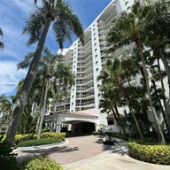 Apartamento a la venta en 3610 Yacht Club Dr # 906, Aventura FL 33180