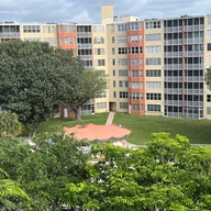 Apartamento a la venta en 1750 NE 191st St # 4, Miami FL 33179