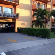 Apartamento a la venta en 1900 W 54th St # 220, Hialeah FL 33012