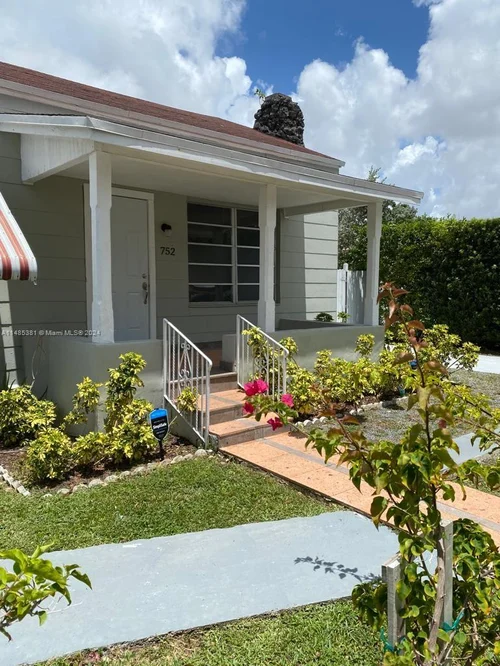 752 NW 24th Ct, Miami FL 33125