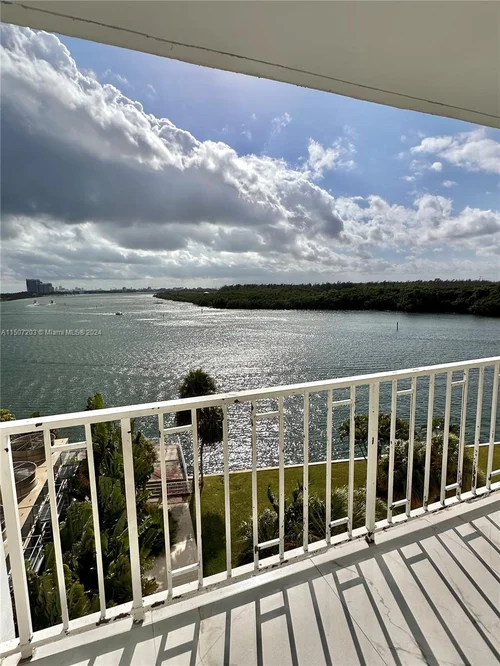 500 Bayview Dr # 630, Sunny Isles Beach FL 33160