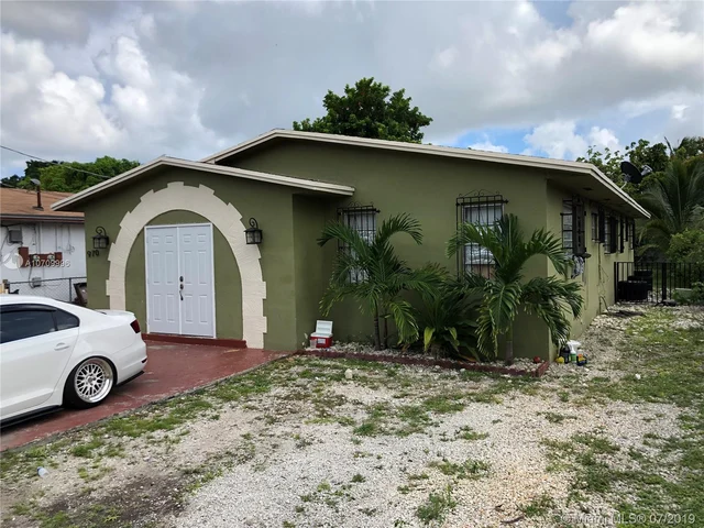 970 NW 109th St, Miami FL 33168