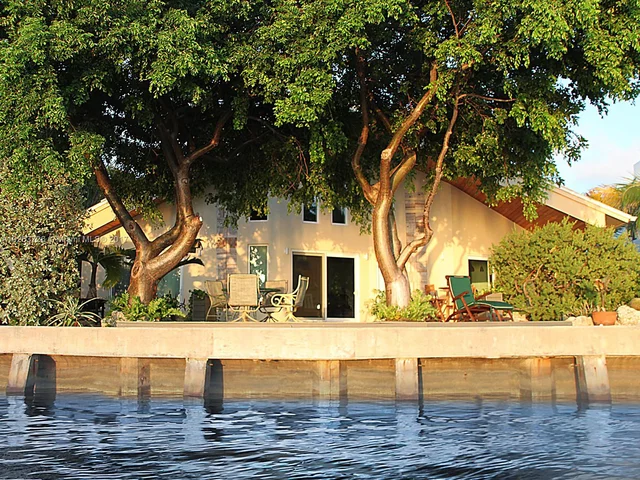 7810 Miami View Dr, North Bay Village FL 33141