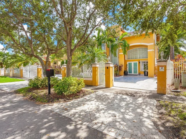 16801 NW 77th Place, Miami Lakes FL 33016