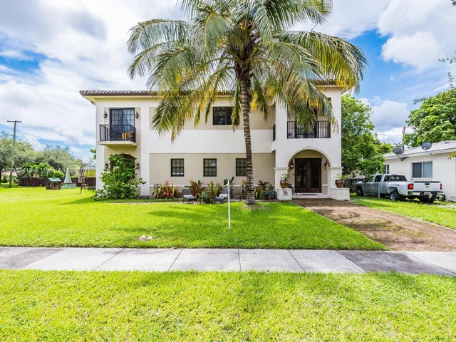 32 Hough Dr, Miami Springs FL 33166