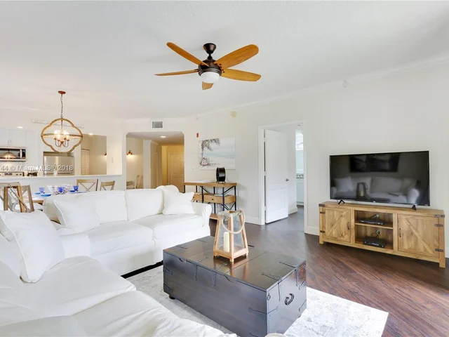 100 Uno Lago Dr 205, Juno Beach FL 33408